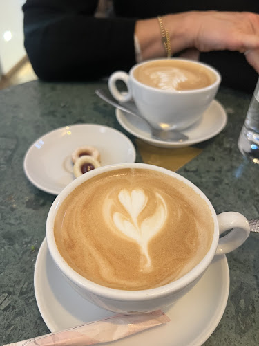 Opinii despre Herr Leopold - Neue Wiener Kaffeehauskultur în Salzburg - Gastronomie und Hotellerie