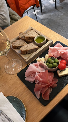 WEIN & CO Wien Schottentor – Weinbar & Shop