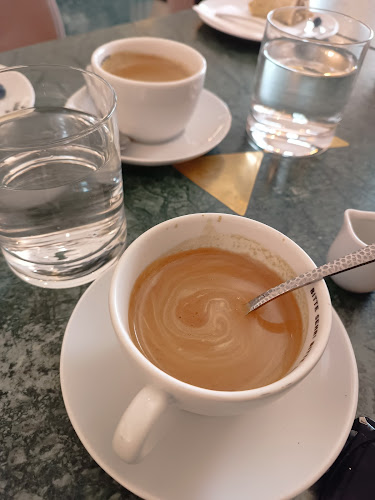 Opinii despre Herr Leopold - Neue Wiener Kaffeehauskultur în Salzburg - Gastronomie und Hotellerie