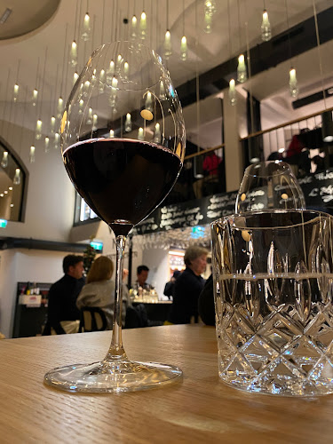 Opinii despre WEIN & CO Wien Schottentor – Weinbar & Shop în Wien - Gastronomie und Hotellerie