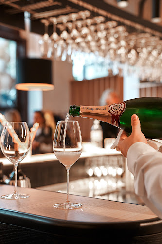 Opinii despre WEIN & CO Wien Schottentor – Weinbar & Shop în Wien - Gastronomie und Hotellerie