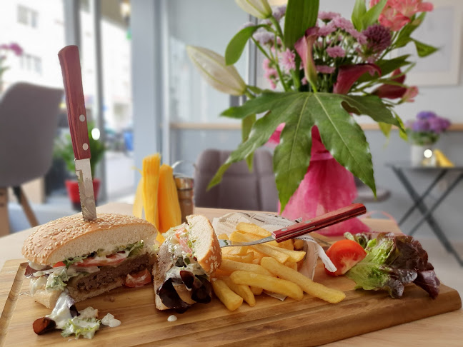 Moment Cafe and Restaurant - Gastronomie und Hotellerie