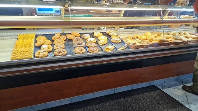 Opinii despre GENUSSWERK Brot & Gebäck / Café, GASTRO Pizza, Kebab & Bosna / DPD-, GLS-, HERMES- u. UPS PAKET SHOP by Kalman&T.G. în Salzburg - Gastronomie und Hotellerie