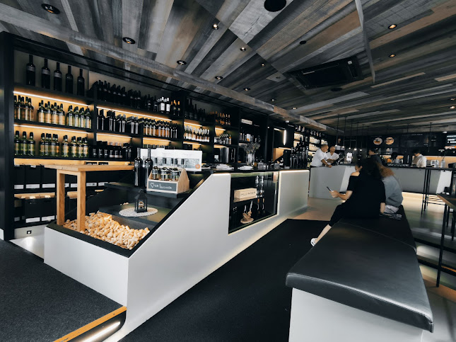 Leo HILLINGER Wineshop & Bar Kitzbühel