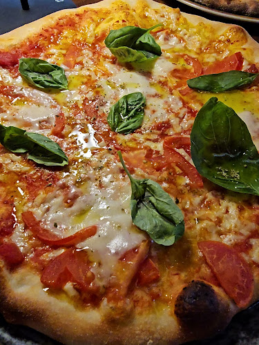 Opinii despre Pizzeria Nino's în Wien - Gastronomie und Hotellerie