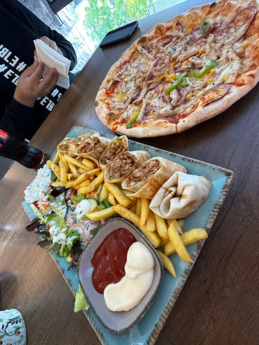 Papa Roy Pizzeria Restaurant Café