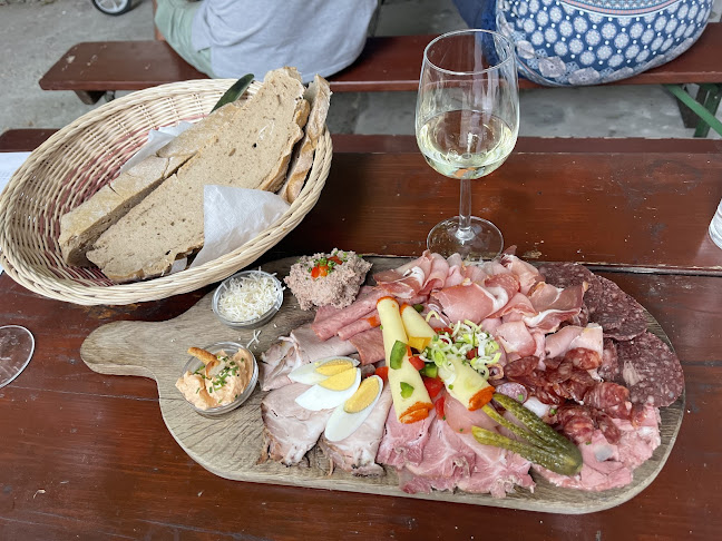 Opinii despre Buschenschank und Hofladen Fam. Niederhametner în Trasdorf - Gastronomie und Hotellerie